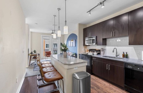 Courier City - Oscawana Apartment | Downtown Penthouse | Pool | Gym | FREE parking E