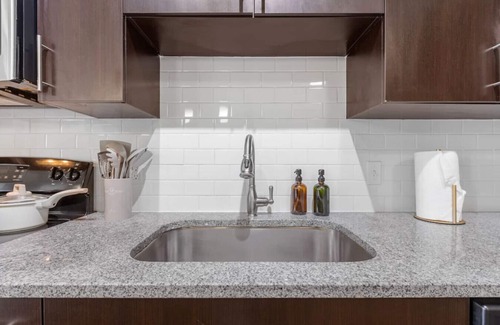 Courier City - Oscawana Apartment | Downtown Penthouse | Pool | Gym | FREE parking E
