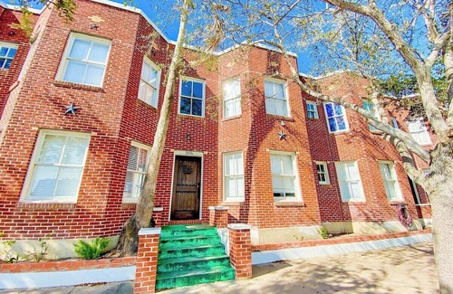 Central City Apartment | Downtown+PetsOK+Amercn Bk Center+Extd Stay Discts