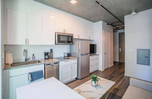 Downtown Phoenix Apartment | Downtown PHX+Pool+Murphy Bed+Gym+Studio