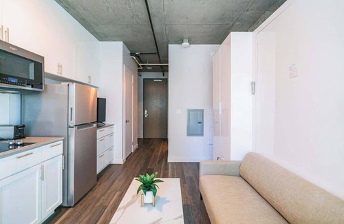 Downtown Phoenix Apartment | Downtown PHX+Pool+Murphy Bed+Gym+Studio