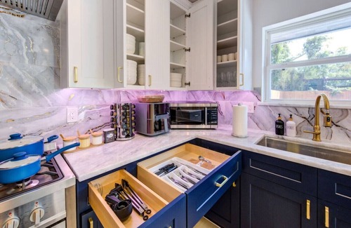 Northside House | Downtown, Pickleball, Pool, Karaoke, Golf, King bd
