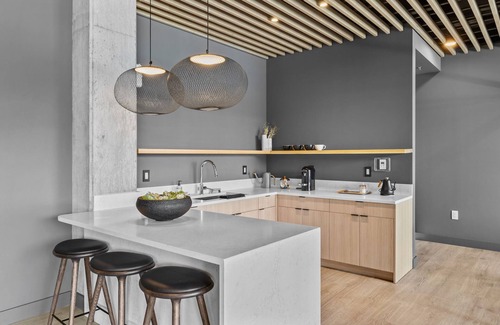 The Gulch Condo | Downtown Pool and Walk to Broadway! Luxury Downtown Nashville Suite