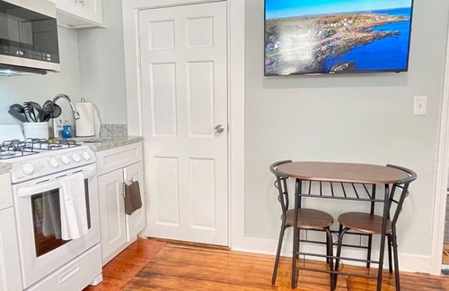 Portsmouth Apartment | * * Downtown Portsmouth| Mins to Beach | Maine* *