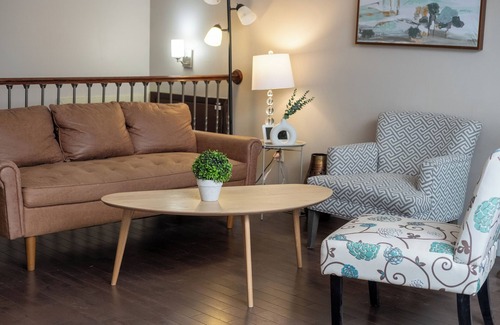Sunnyside House | Downtown Private Room: By Bow River's Beauty house
