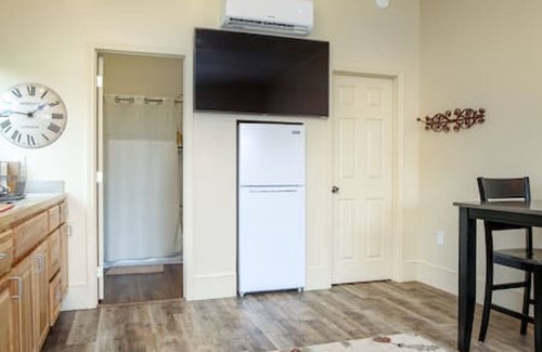 Baker City Cottage | Downtown Retreat - Cozy Getaway! Studio for 2, Local Golfing 50% Off!