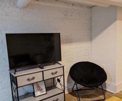 Livingston Park Apartment | Downtown Retreat - Cozy Basement