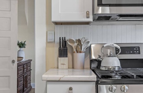 Fargo House | Downtown Retreat - Cozy Home Near Iconic Downtown