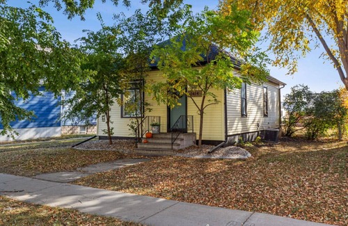 Fargo House | Downtown Retreat - Cozy Home Near Iconic Downtown
