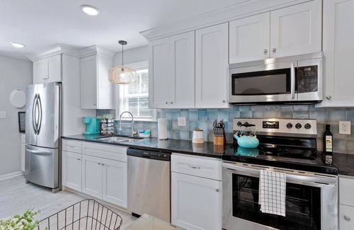 Downtown Apartment | Downtown Retreat private balcony