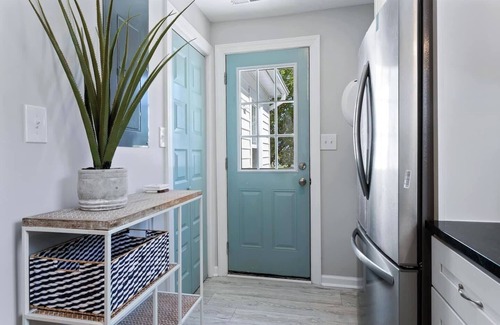 Downtown Apartment | Downtown Retreat private balcony