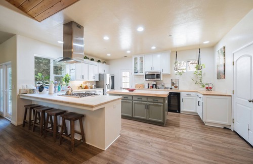 Templeton House | Downtown Retreat w/Hot Tub and Fire Pit!