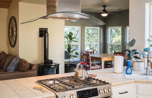 Templeton House | Downtown Retreat w/Hot Tub and Fire Pit!