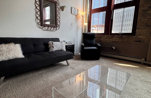 East Town Apartment | Downtown River Front {near Riverside thtr& Fiserv]