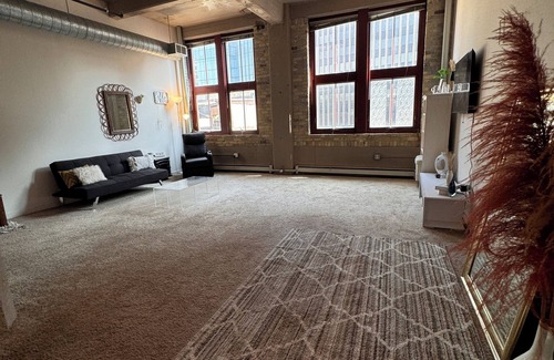 East Town Apartment | Downtown River Front {near Riverside thtr& Fiserv]