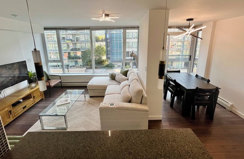 Crosstown Apartment | Downtown Rogers Arena View: Free Parking and Pool with Sauna