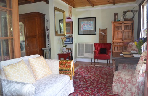 Oak Park Cottage | Downtown 'Rose Mary Cottage'