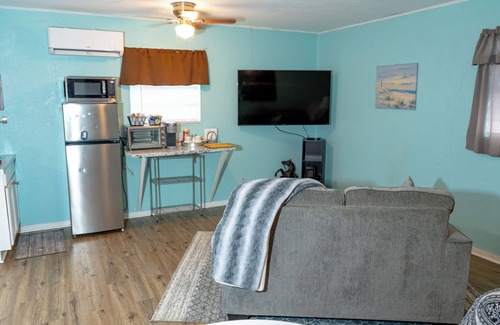Saint Jo Cabin | Downtown Saint Jo | KING bed | sleeps 2