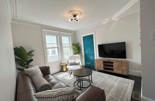 Salem Condo | Downtown Salem Chic - 3 Bedroom w/Parking