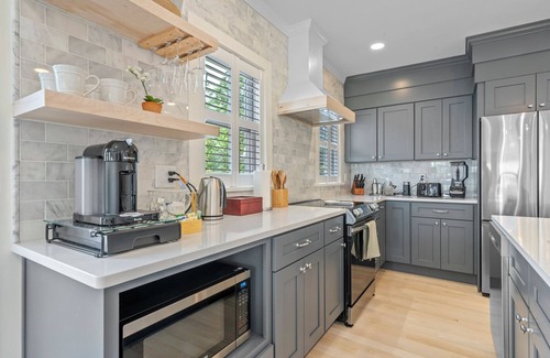 Salem Apartment | Downtown Salem Gem: 3BR, Patio & Easy Parking