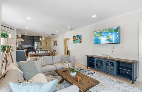 Salem Apartment | Downtown Salem Gem: 3BR, Patio & Easy Parking