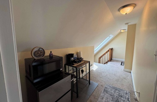 Salem Apartment | Downtown Salem Retreat 2BD 3rd Floor