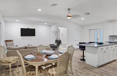 Alta Vista House | Downtown Sarasota Private Vacation Home - Minutes to Beaches, Beautiful Backyard, and Pet-Friendly!