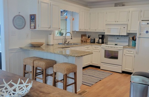 Country Club Estates House | Downtown sfh, private yard, walk to everything! Beach gear & Bikes included!
