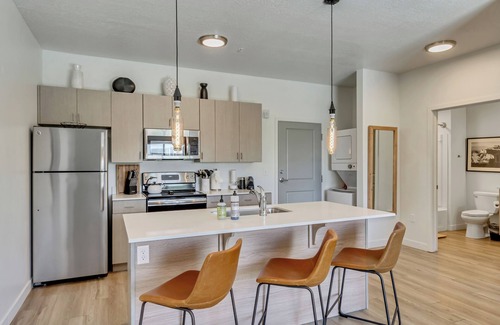 Lower Avenues House | Downtown SLC 1BR/1BA King Suite w/Equipped Kitchen + Queen Sleeper + Gym