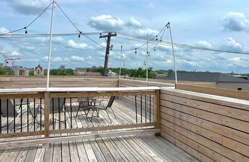 Bloomington Apartment | Downtown studio apartment with ROOFTOP DECK