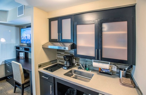 Downtown Denver Apartment | Downtown Studio! Pool, Hot Tub, Free Breakfast Buffet