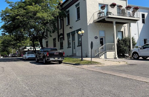 Frankfort Apartment | Downtown Studio - steps to restaurants, shops and beach
