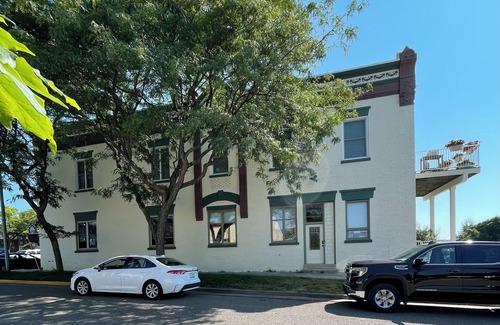 Frankfort Apartment | Downtown Studio - steps to restaurants, shops and beach