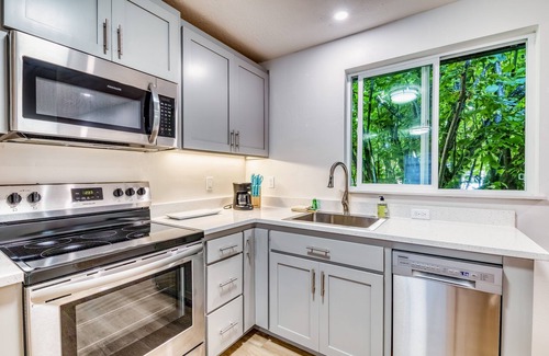 Eugene Apartment | Downtown studio - walk to University - full kitchen, dog-friendly, washer/dryer
