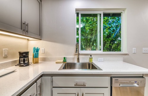 Eugene Apartment | Downtown studio - walk to University - full kitchen, dog-friendly, washer/dryer