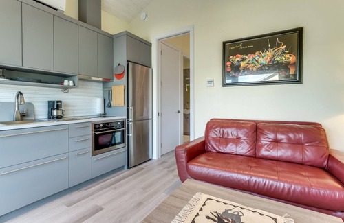 Okanagan-Similkameen House | Downtown Suite close to the Beach (pet-friendly)
