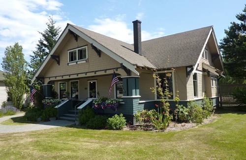 Friday Harbor Apartment | Downtown Suite! (Farmer's Suite)