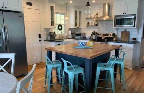 Southport House | Downtown Sunshine Cottage & GolfCart