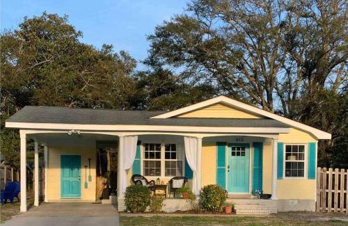 Southport House | Downtown- Sunshine Cottage and Golf Cart