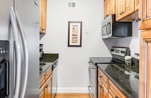 The Drag Condo | Downtown SXSW F1 Beautiful Studio with parking