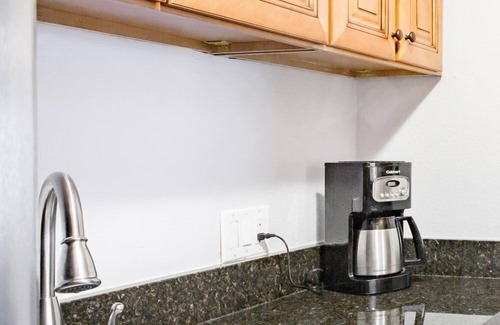 The Drag Condo | Downtown SXSW F1 Beautiful Studio with parking