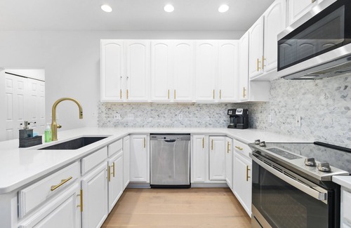 Traverse City House | ✨ Downtown TC Charmer near East Bay | Lovely Deck | Gorgeously Renovated | 5* Location!