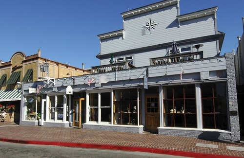 Belvedere Tiburon Apartment | Downtown Tiburon over water