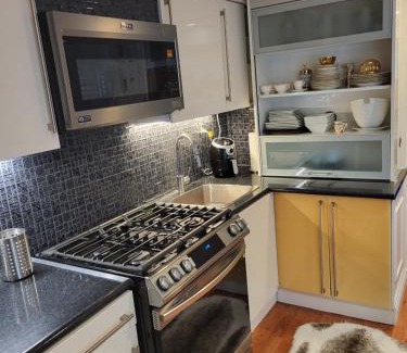 Dovercourt Park Villa | Downtown Toronto House Central 2BED 2BATH Subway Free Parking