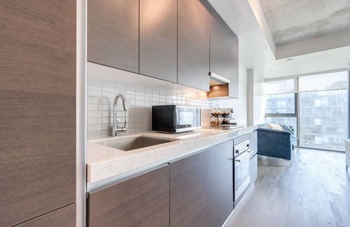 Wellington Place Condo | Downtown Toronto luxury unit/Free parking