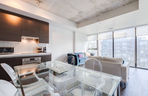 Wellington Place Condo | Downtown Toronto luxury unit/Free parking