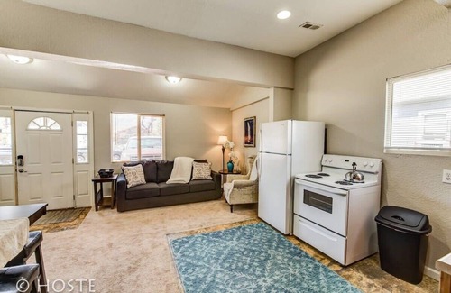 Central Colorado Springs Apartment | Downtown Townhome | 5 Min to Shops | King Bed 1BR