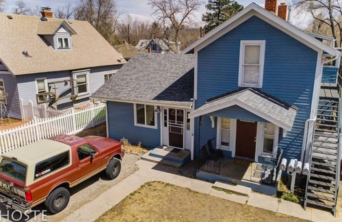 Central Colorado Springs Apartment | Downtown Townhome | 5 Min to Shops | King Bed 1BR