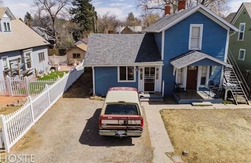 Central Colorado Springs Apartment | Downtown Townhome | 5 Min to Shops | King Bed 1BR