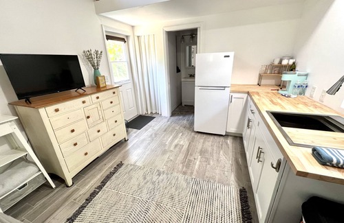 Flamingo Parks Apartment | Downtown Tropical Studio